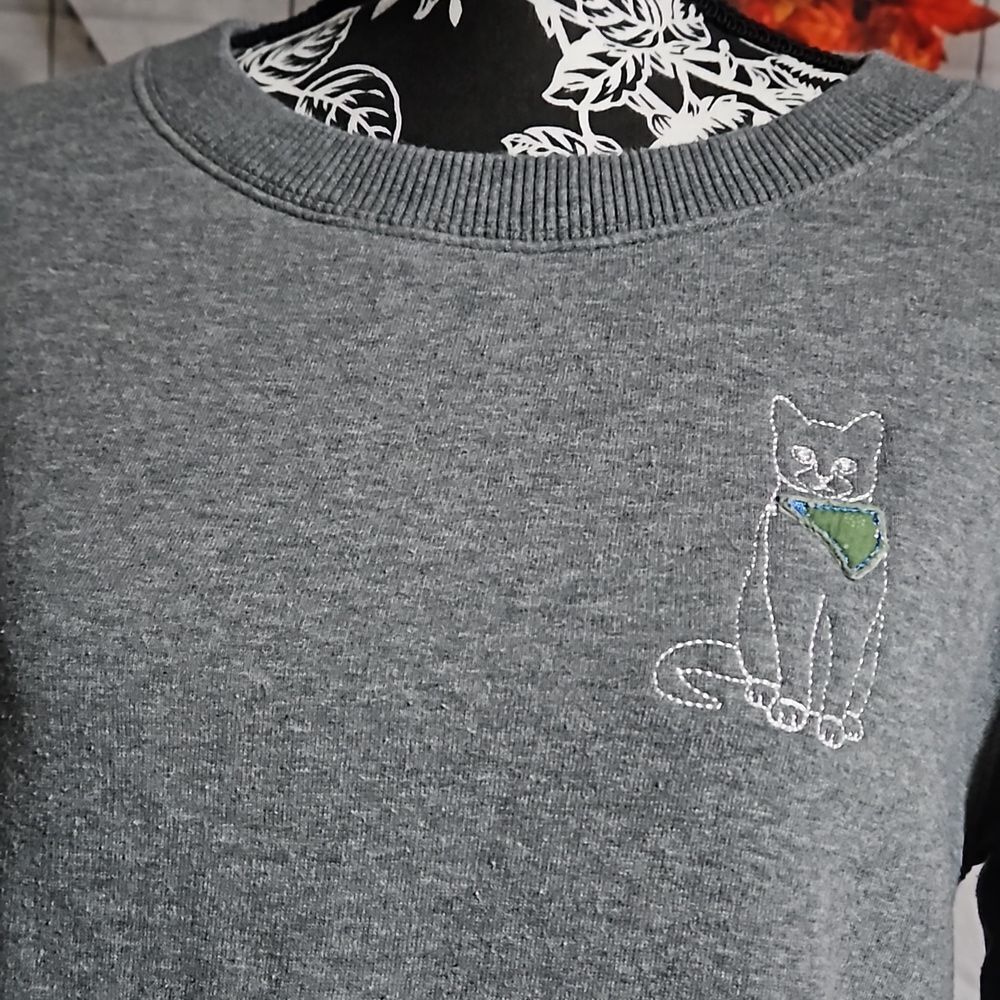 Kirkland Signature Gray Long Sleeve Sweatshirt with Stitched Cat. Size Medium - Picture 4 of 8
